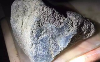 翡翠原石可能會具有剛性？要怎麽看呢？