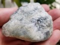 极品玻璃种翡翠原石，别看个头那么小，浓缩才是精华