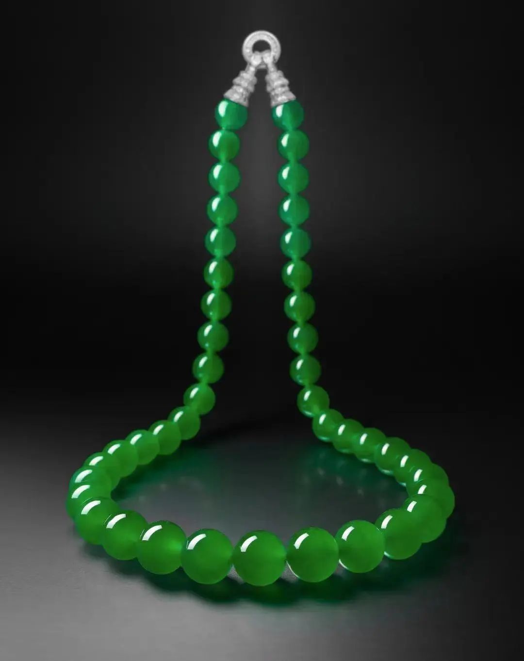 顶级帝王绿翡翠珠链拍卖在即，全球最昂贵的翡翠珠宝  第7张