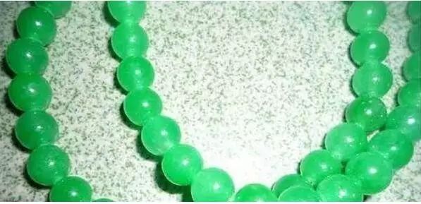 翠友買的滿綠的翡翠串，戴了壹個月竟然變成了白色？  第3张