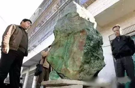 赌出吉尼斯世界纪录？山西豪客100万买一块翡翠原石，没想到打破记录  第6张