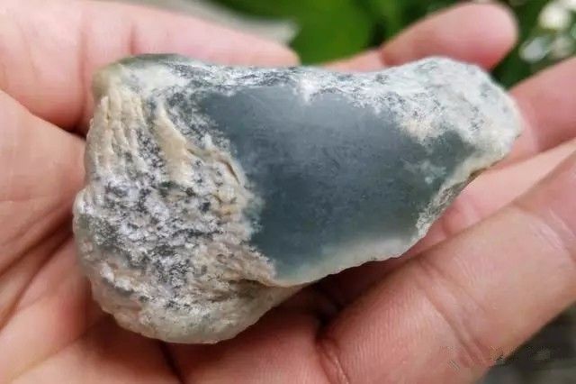 极品玻璃种翡翠原石，别看个头那么小，浓缩才是精华  第2张
