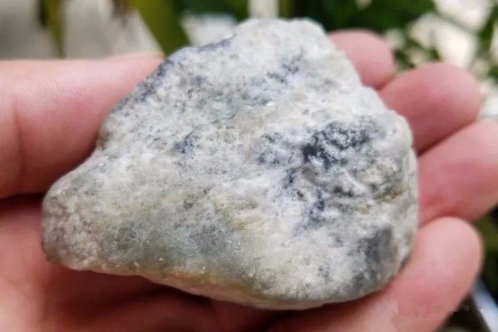 极品玻璃种翡翠原石，别看个头那么小，浓缩才是精华  第1张